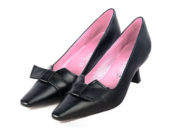Satin black women's dress pumps, with a knot on the front. Tapered toe. Medium spool heels. Front view - Florence KOOIJMAN